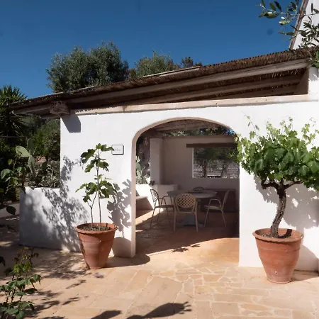 לינה וארוחת בוקר Trullo Santangelo 4*
